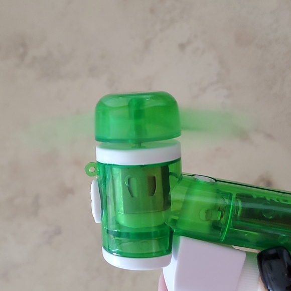 Battery Operated Misting Handheld Fan nwot - Picture 2 of 3